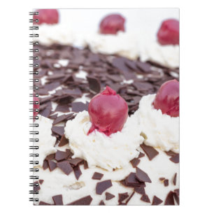 Cuaderno Pastel de la Selva Negra en detalle con fondo blan