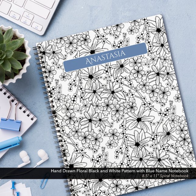 Cuaderno Patrón blanco y azul floral dibujado a mano (Spiral Notebook: Hand Drawn Floral Pattern in Black and White with Light Blue Name)