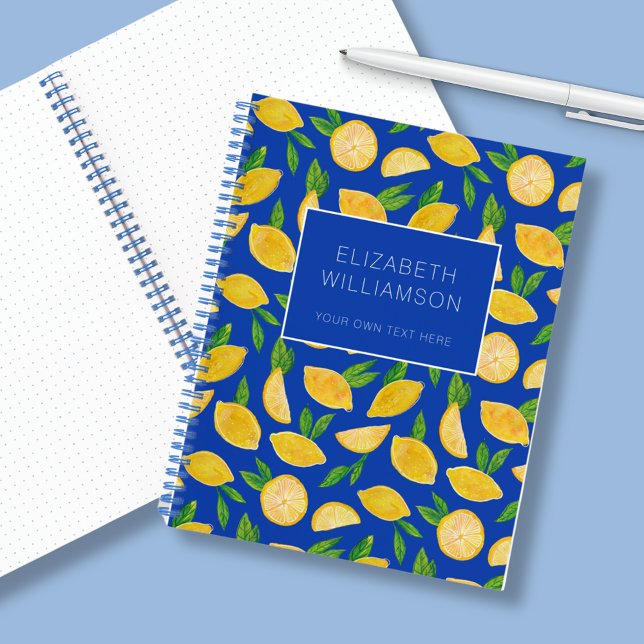 Cuaderno Patrón de cítricos de verano de limón (Citrus lemon fruity notebook with custom name & text. Summer fruit on a vibrant blue background.)