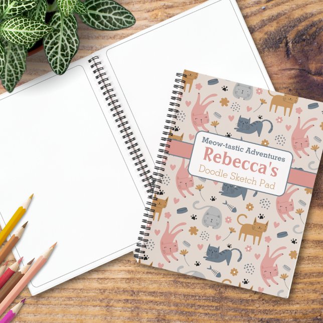 Cuaderno Patrón de Doodle de gato lúgubre Aventuras poco at (Introducing a delightful sketchbook for kids featuring a playful cat pattern with custom name.)