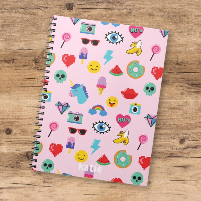 Cuaderno Patrón de iconos emojis rosados lindos de los 80  (Subido por el creador)