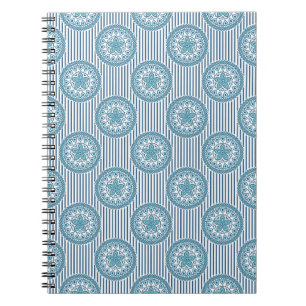 Cuaderno Patrón de mandala azul sobre fondo a rayas