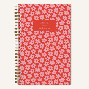 Cuaderno Patrón de margarita retro rosa rojo con nombre per