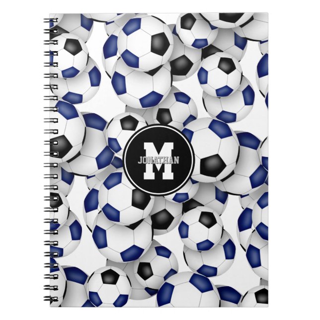 Cuaderno patrón de pelotas de fútbol negro azul monogramado (Frente)
