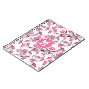 Cuaderno patrón de pelotas de fútbol rosa lindo monogramado