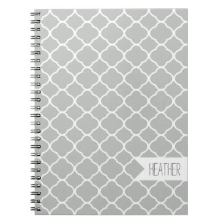 Cuaderno Patrón de quatrefoil gris claro personalizado