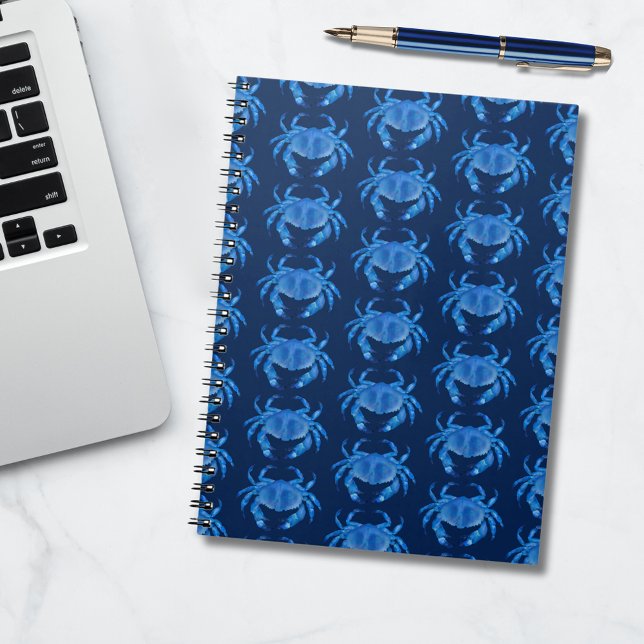 Cuaderno Patrón del océano marino del Cangrejo Azul (Blue coastal crab on navy blue.  Other colors & matching items available. )