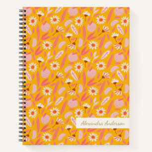 Cuaderno Patrón floral caprichoso en mostaza y rosa nombre