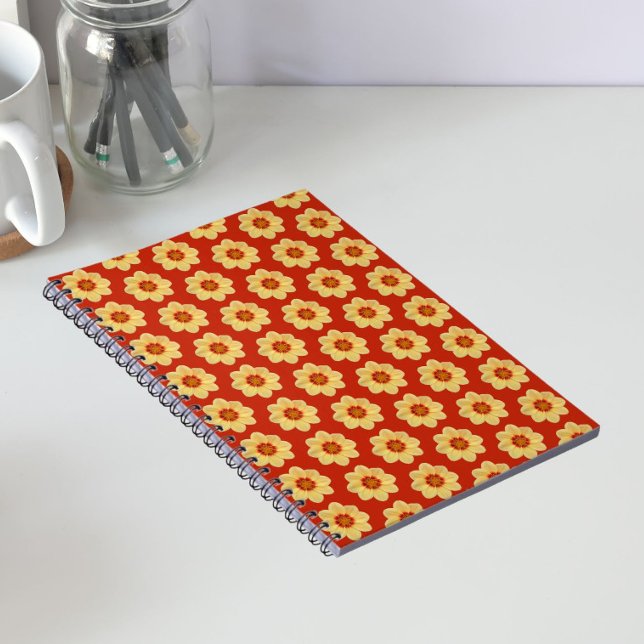 Cuaderno Patrón floral de dalia amarilla sobre rojo (In Situ)