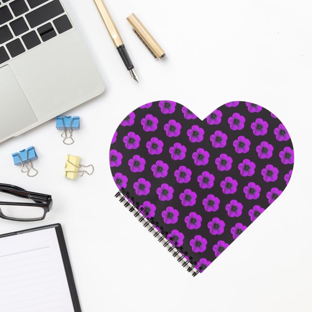 Cuaderno Patrón floral morado de geranio en negro (In Situ)