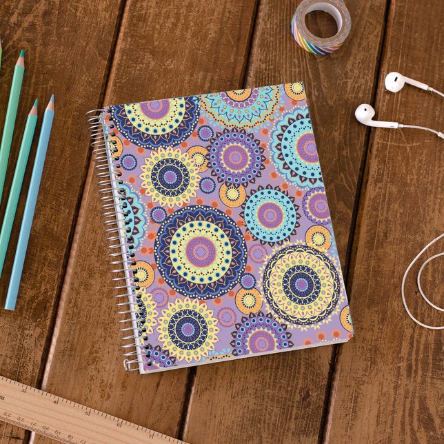 Cuaderno Patrón geométrico de mandala boho púrpura (Colorful mandala spiral notebook with vibrant purple background and bold boho geometric pattern desi)