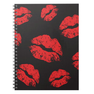 Cuaderno patrón inmaculado rojo vintage sobre fondo negro.