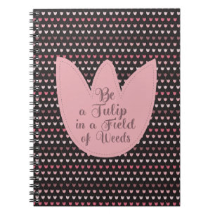 Cuaderno Patrón simple de tulipán rosado con fondo oscuro