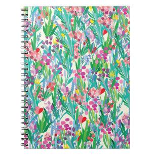 Cuaderno Patrón sin foco con flores, fondo de planta. El