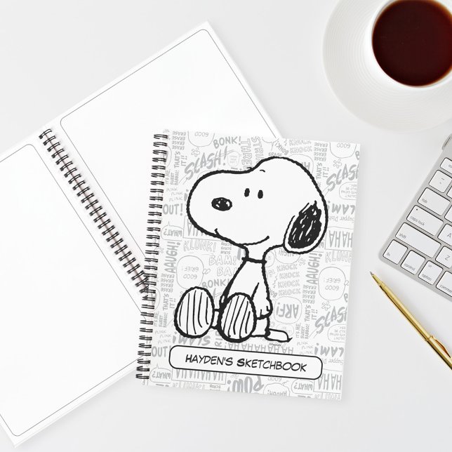 Cuaderno PEANUTS | Snoopia sobre el dibujo de historietas b (Notebooks on desk with sketch style pages)
