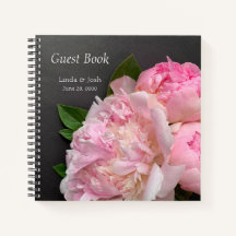 peonías rosadas sobre boda gris oscuro