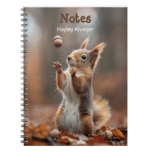 Cuaderno Pequeña ardilla pequeña que atrapa una bellota