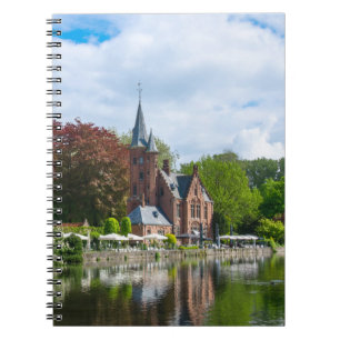 Cuaderno Pequeño castillo cerca del lago en Brujas, Bélgica