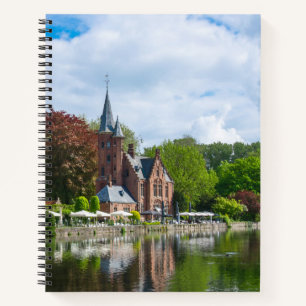 Cuaderno Pequeño castillo cerca del lago en Brujas, Bélgica