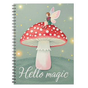 Cuaderno Pequeño hada encaramada sobre hongos y resplandeci
