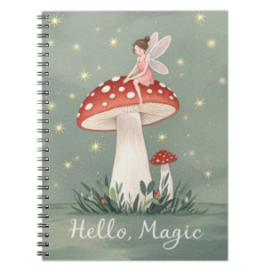 Cuaderno Pequeño hada encaramada sobre hongos y resplandeci