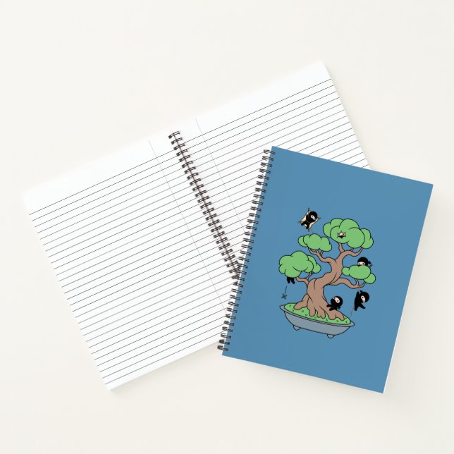 Cuaderno Pequeños Ninjas en árbol Bonsai sobre el azul (Interior)
