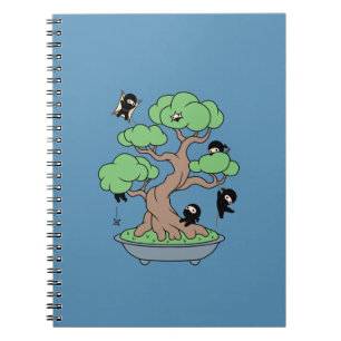 Cuaderno Pequeños Ninjas en árbol Bonsai sobre el azul