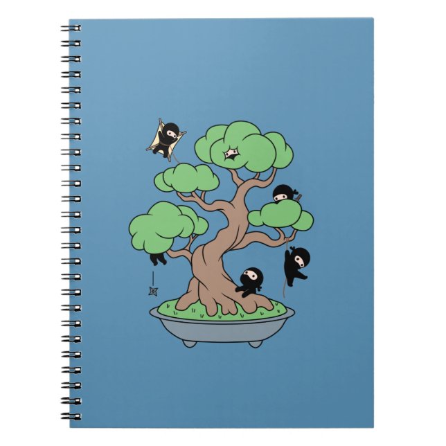 Cuaderno Pequeños Ninjas en árbol Bonsai sobre el azul (Frente)