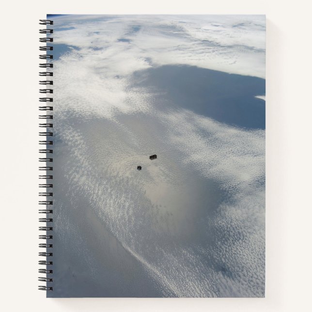 Cuaderno Pequeños Satélites Orbitan Sobre Una Parte De La T (Anverso)