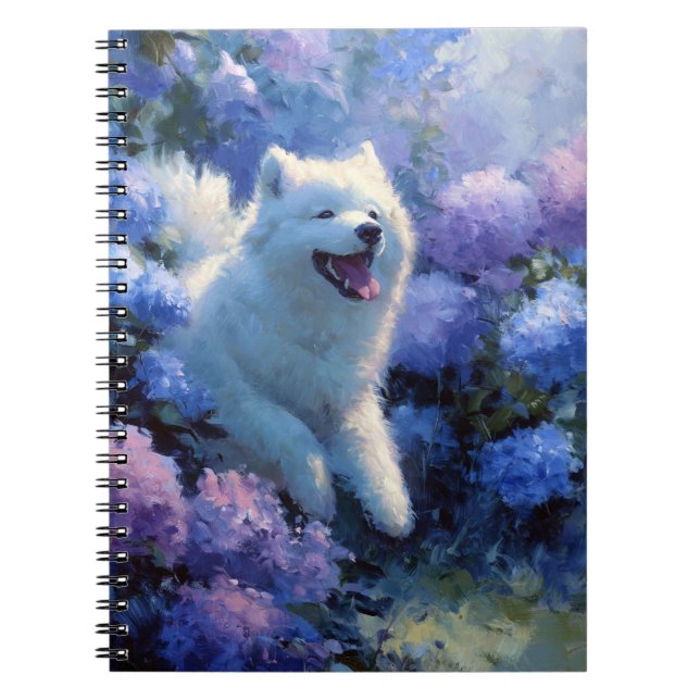 Cuaderno Perro blanco esponjoso entre los Hydrangeas azules (Frente)