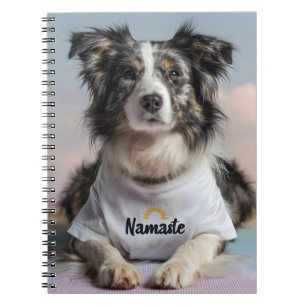 Cuaderno Perro lindo en una camiseta "Namaste" en una alfom