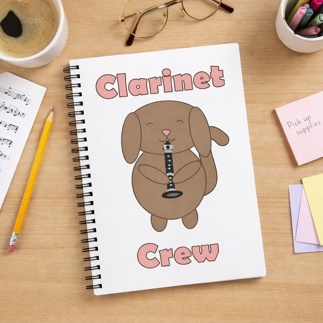 Cuaderno Perro marrón lindo tocando el clarinete (A notebook with a brown dog playing clarinet and the words clarinet crew.)
