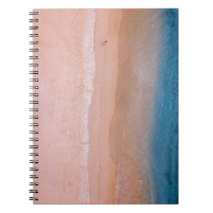 Cuaderno Persona caminando sobre la arena cerca del mar sal