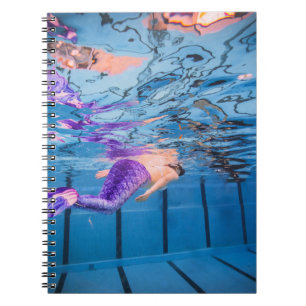 Cuaderno Persona con pantalones morados tirada en hamaca az