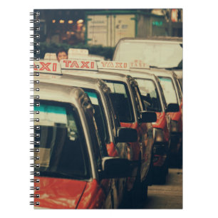 CUADERNO PERSONA DE PIE CERCA DEL TAXI ESTACIONADO DURANTE 