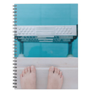 Cuaderno Persona de pie en la escalera de la piscina