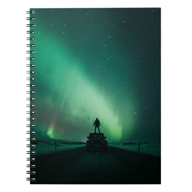 CUADERNO PERSONA PARADA FRENTE A LAS LUCES DE AURORA (Frente)