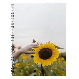 Cuaderno Persona sosteniendo girasol