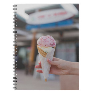 Cuaderno Persona sosteniendo helado de fresa