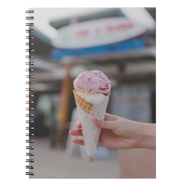 Cuaderno Persona sosteniendo helado de fresa (Frente)