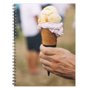 Cuaderno Persona sosteniendo helado en el cono