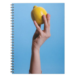 Cuaderno Persona sosteniendo limón