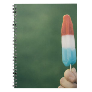 Cuaderno Persona sosteniendo pop de hielo