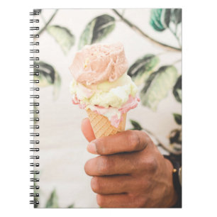 Cuaderno Persona sosteniendo un cono de helado con tres sab