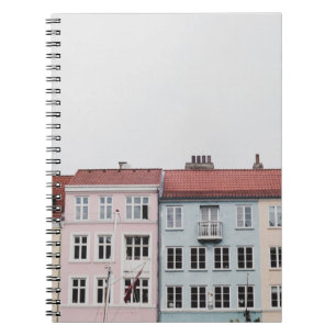 CUADERNO PERSONA TOMANDO FOTO DE ESTRUCTURAS