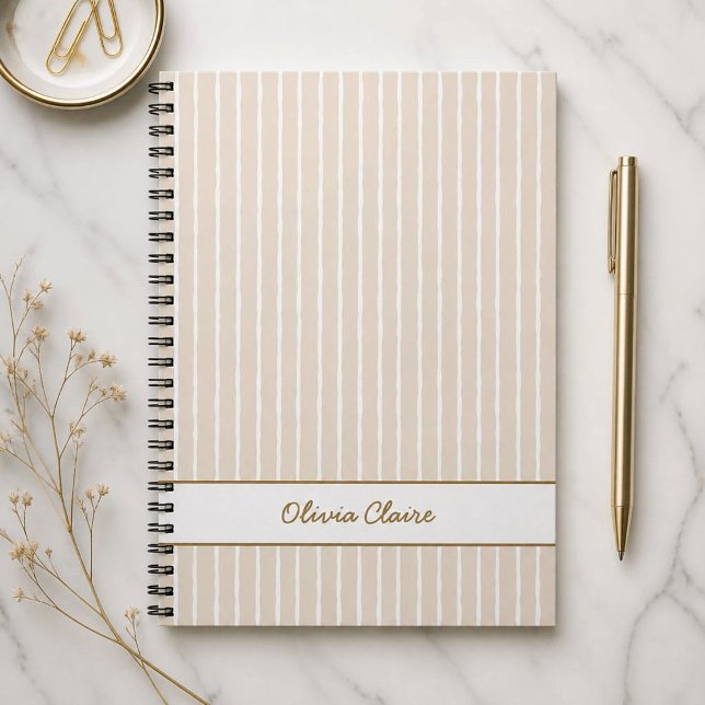 Cuaderno personalizable con rayas beige claro (Mockup)
