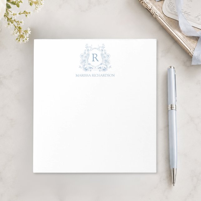 Cuaderno personalizado con cresta floral azul (elegant french provincial pale blue monogram crest notepad with custom initial and name)