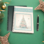 Cuaderno personalizado Vintage pale Merry Christma<br><div class="desc">Añada un toque de nostalgia personalizada a su temporada de vacaciones con nuestro portátil personalizado de Navidad Pale Merry. Este encantador bloc de notas presenta un diseño atemporal con elementos de personalizable, lo que le permite crear un conservador único que capta el espíritu de la alegría del yuletide. Ya sea...</div>