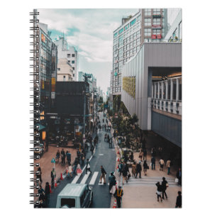 CUADERNO PERSONAS EN LAS CALLES DE LA CIUDAD DURANTE EL DÍA
