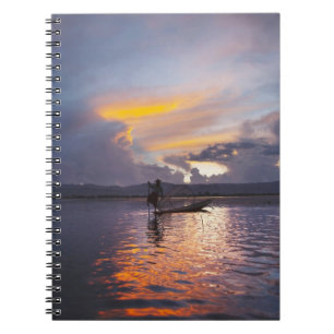 Cuaderno Pescador Intha remando con la pierna una barca de